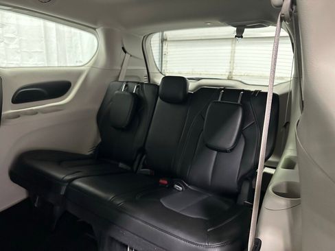 Used 2023 Chrysler Pacifica Touring-L image 46