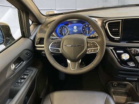 New 2026 Chrysler Pacifica Select image 13