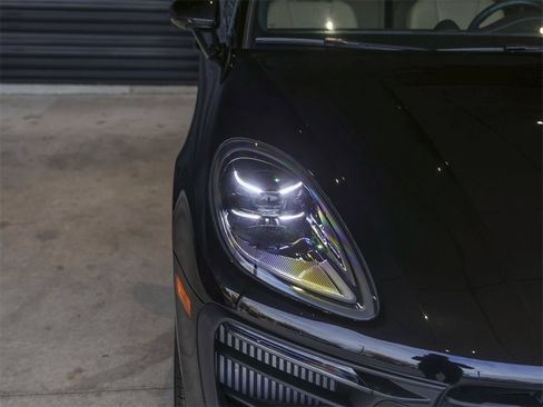 Certified 2024 Porsche Macan S image 11