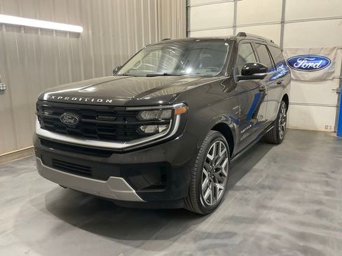 Used 2025 Ford Expedition Platinum w/ Platinum Ultimate Package image 3