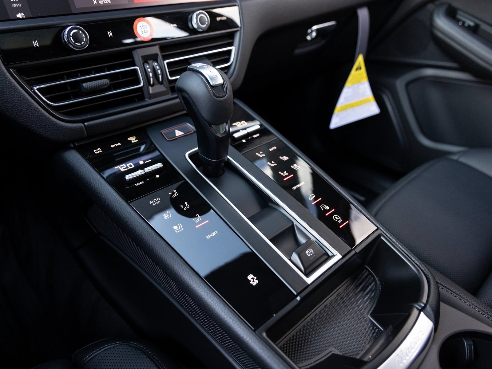 Certified 2026 Porsche Macan AWD/4WD image 17
