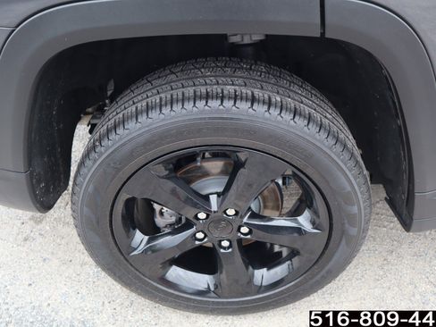 Used 2024 Jeep Grand Cherokee Limited w/ Black Appearance Package image 15