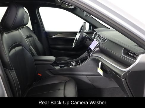 Used 2024 Jeep Grand Cherokee Limited w/ Luxury Tech Group II RWD image 17