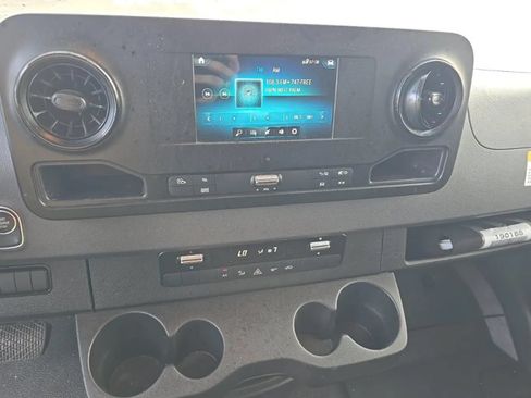 Used 2024 Mercedes-Benz Sprinter 2500 image 9