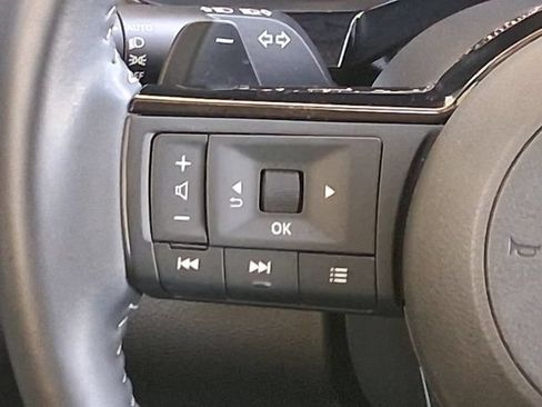 Used 2025 Nissan Pathfinder SL FWD image 11
