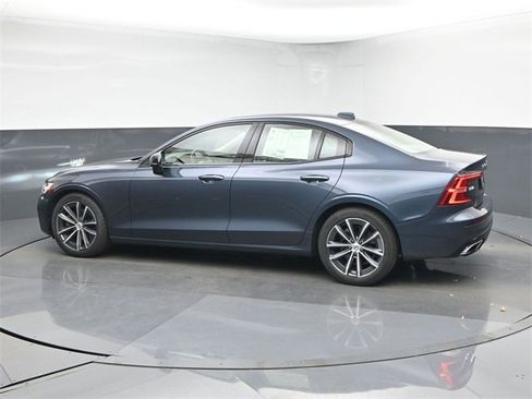 Used 2022 Volvo S60 B5 Momentum w/ Premium Package image 5