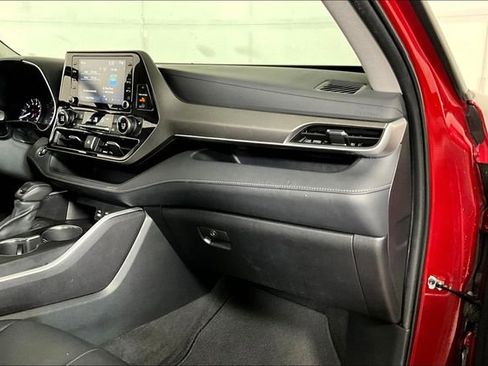 Used 2022 Toyota Highlander XLE image 16