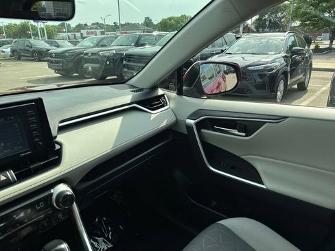 Used 2020 Toyota RAV4 XLE w/ Convenience Package AWD/4WD image 30