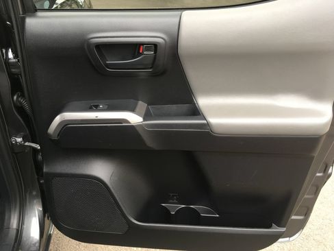 Used 2019 Toyota Tacoma SR5 AWD/4WD image 31