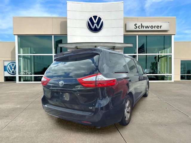 Used 2015 Toyota Sienna LE w/ Convenience Accessory Package FWD image 3