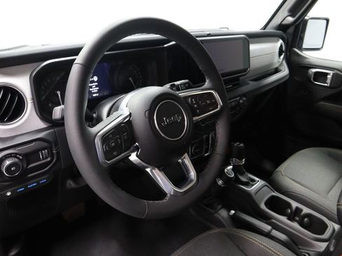 Used 2025 Jeep Wrangler Unlimited Sahara image 25