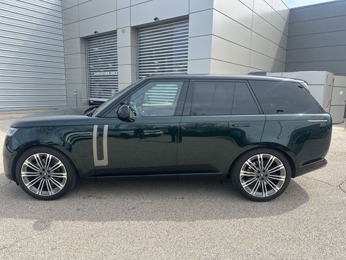 Used 2025 Land Rover Range Rover SE image 2