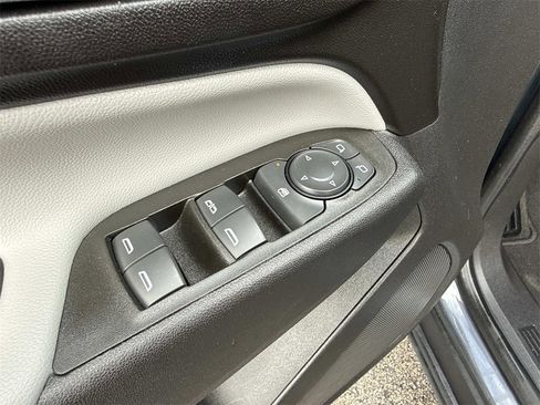 Used 2022 Chevrolet Equinox LS image 11