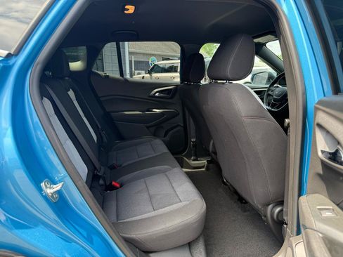 Used 2025 Chevrolet Trax RS FWD image 12
