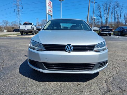Used 2011 Volkswagen Jetta SE FWD image 2