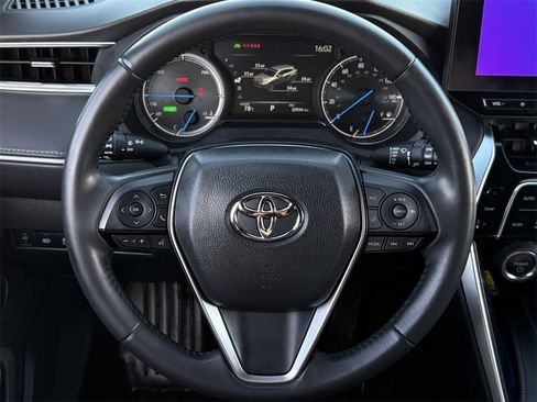 Used 2024 Toyota Venza XLE image 13