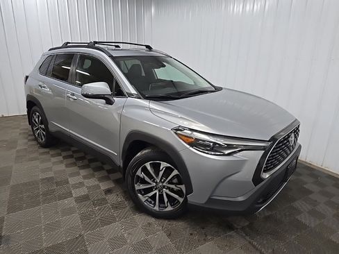 Used 2022 Toyota Corolla Cross XLE image 7