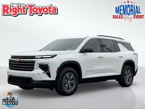 Used 2025 Chevrolet Traverse LT w/ Driver Confidence Package FWD image 1