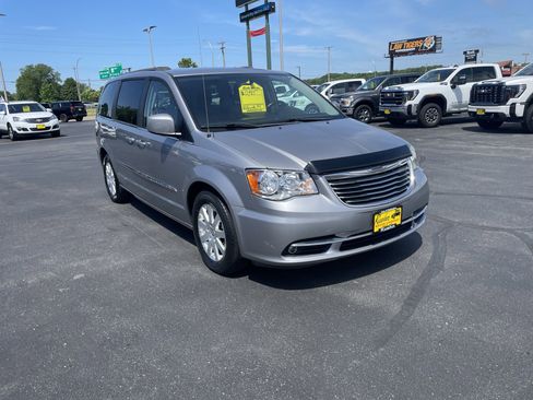 Used 2016 Chrysler Town & Country Touring FWD image 2