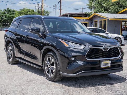 Used 2020 Toyota Highlander XLE FWD image 3