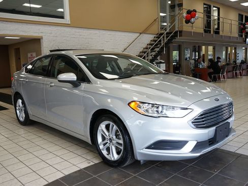 Used 2018 Ford Fusion SE w/ Fusion SE Technology Package FWD image 19