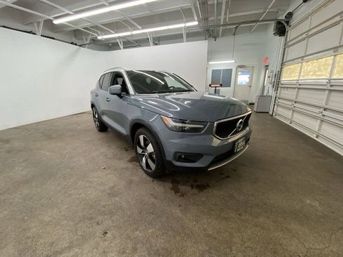 Used 2020 Volvo XC40 T5 Momentum w/ Protection Package Premier image 8
