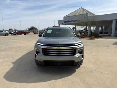 Used 2025 Chevrolet Traverse LT image 2