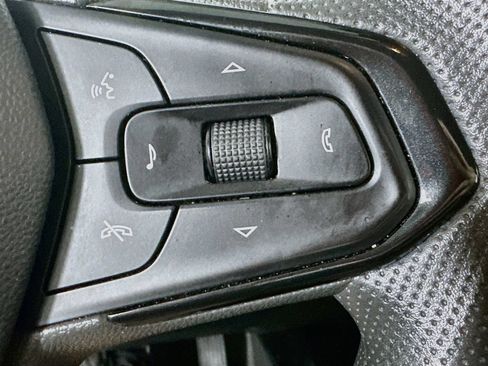 Used 2025 Chevrolet Trax LT FWD image 23
