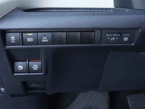 Used 2021 Toyota Sienna Limited image 13