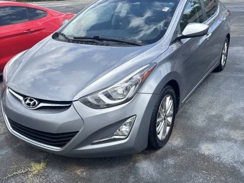 Used 2015 Hyundai Elantra SE w/ Option Group 02 FWD image 2