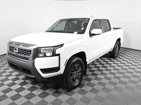 Used 2025 Nissan Frontier SV RWD image 2