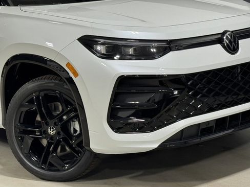 New 2026 Volkswagen Tiguan SE R-Line image 3