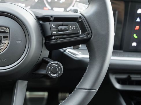 Used 2025 Porsche Cayenne Turbo image 16