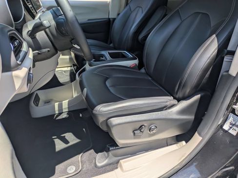 Used 2023 Chrysler Pacifica Touring-L FWD image 14
