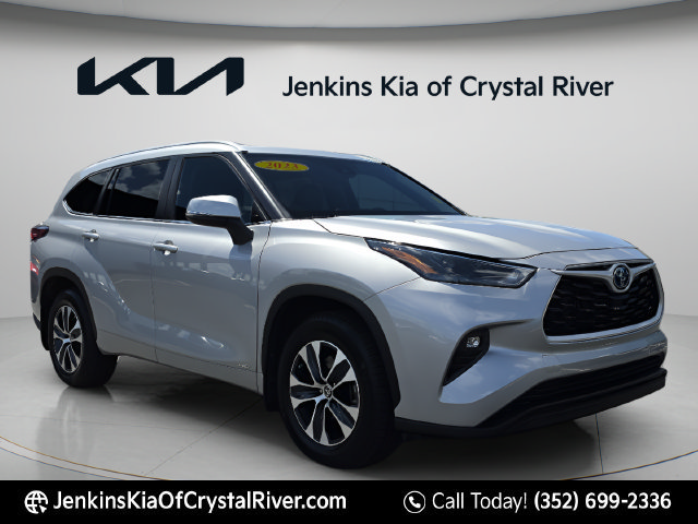 Used 2023 Toyota Highlander XLE AWD/4WD image 1
