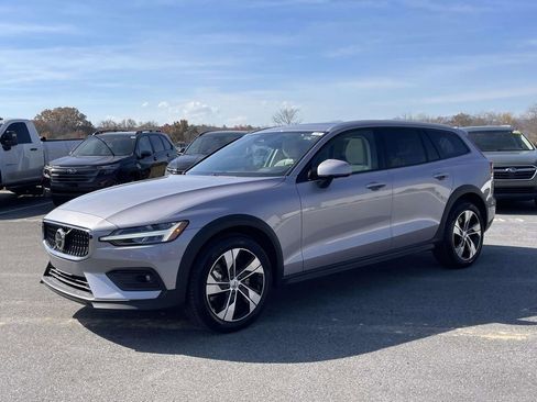 Certified 2026 Volvo V60 B5 Cross Country Plus w/ Protection Package Premier image 24