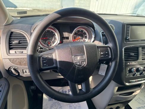 Used 2018 Dodge Grand Caravan SE w/ UConnect Hands-Free Group image 19
