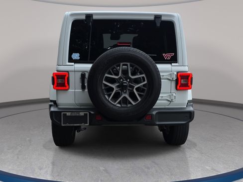 Used 2024 Jeep Wrangler Unlimited Sahara w/ Technology Group AWD/4WD image 2
