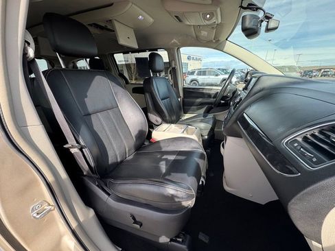 Used 2014 Chrysler Town & Country Touring-L w/ Driver Convenience Group image 50