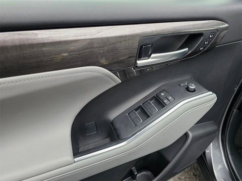 Used 2023 Toyota Highlander Platinum image 19