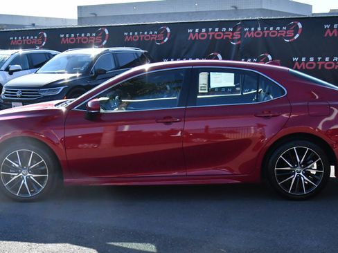 Used 2024 Toyota Camry SE image 4