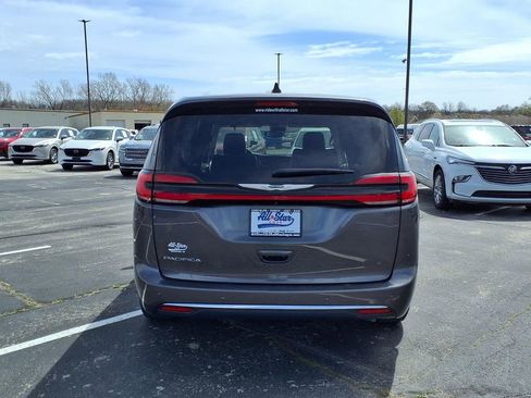 Used 2023 Chrysler Pacifica Touring-L image 6