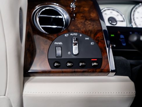 Used 2017 Rolls-Royce Dawn image 48