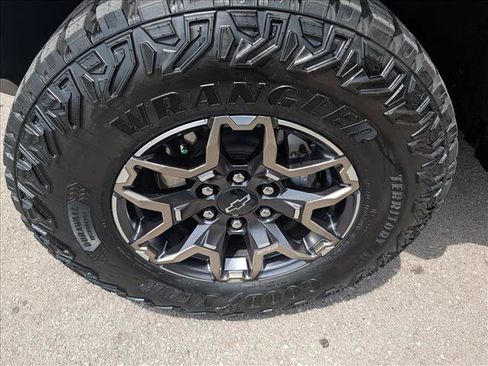 Used 2025 Chevrolet Colorado ZR2 w/ Technology Package AWD/4WD image 9