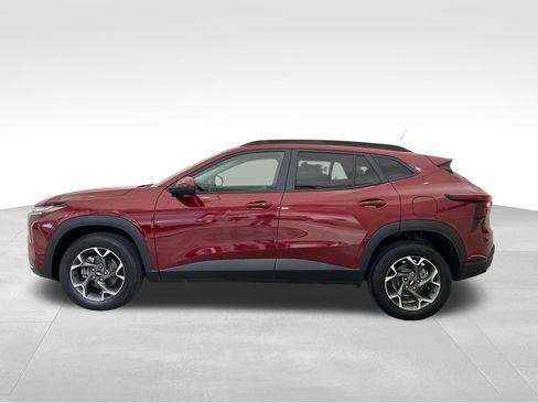 Used 2024 Chevrolet Trax LT w/ Driver Confidence Package FWD image 2