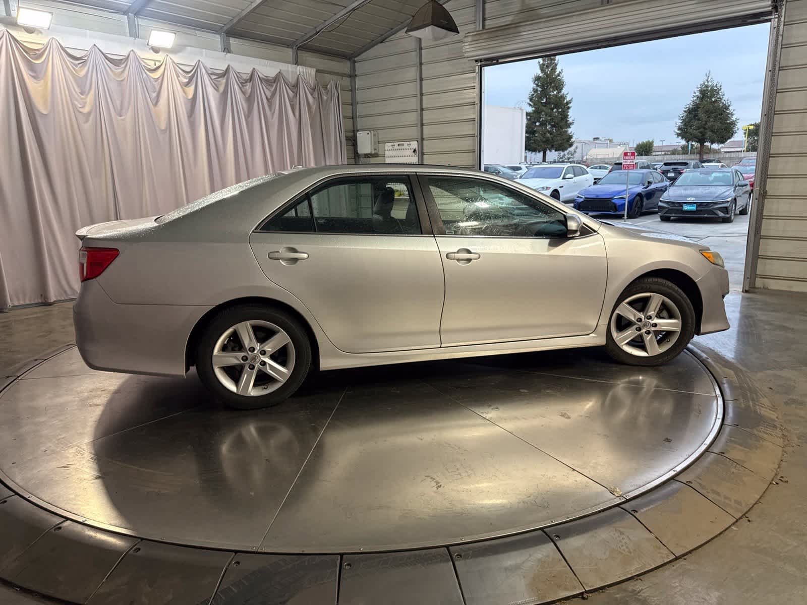Used 2014 Toyota Camry SE FWD image 3