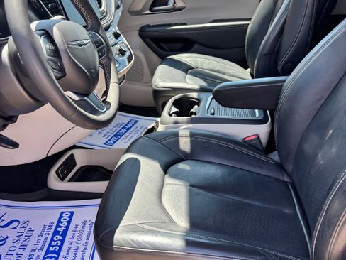 Used 2022 Chrysler Pacifica Touring-L w/ Uconnect Theater Family Group image 14