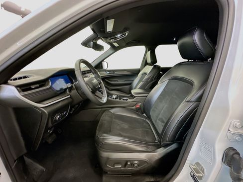 Used 2024 Jeep Grand Cherokee L Laredo image 13