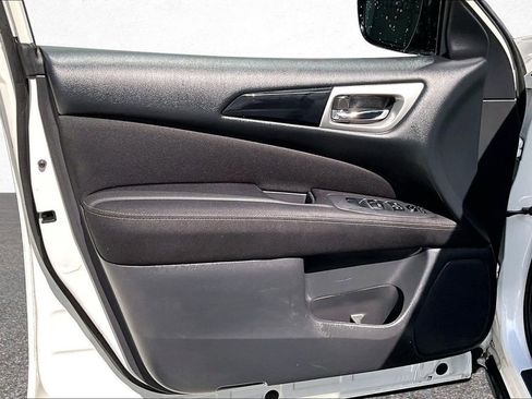 Used 2017 Nissan Pathfinder SV FWD image 19
