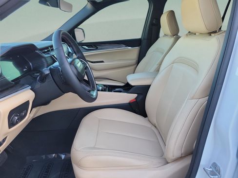 Used 2025 Jeep Grand Cherokee L Limited RWD image 16